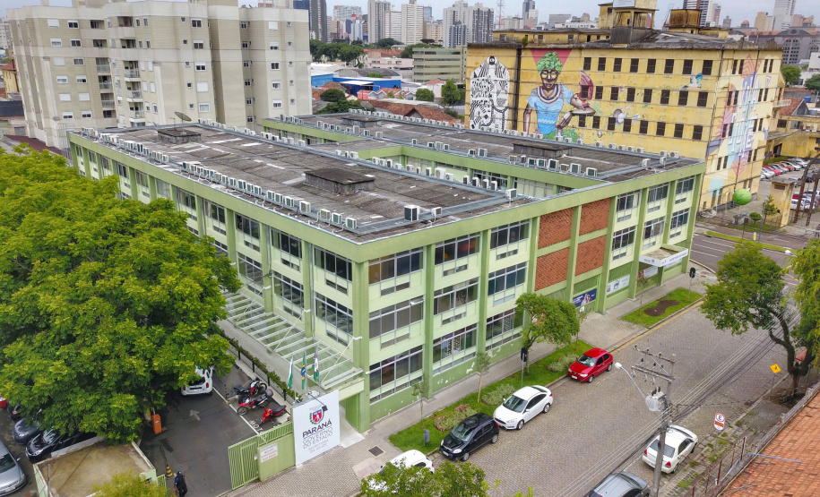 O documento orienta que o atendimento seja prioritariamente virtual, estabelece normas sanitárias gerais e as regras do funcionamento dos estabelecimentos ligados às diversas religiões. Idosos com mais de 60 anos e pessoas de grupos de risco devem permanecer em casa.