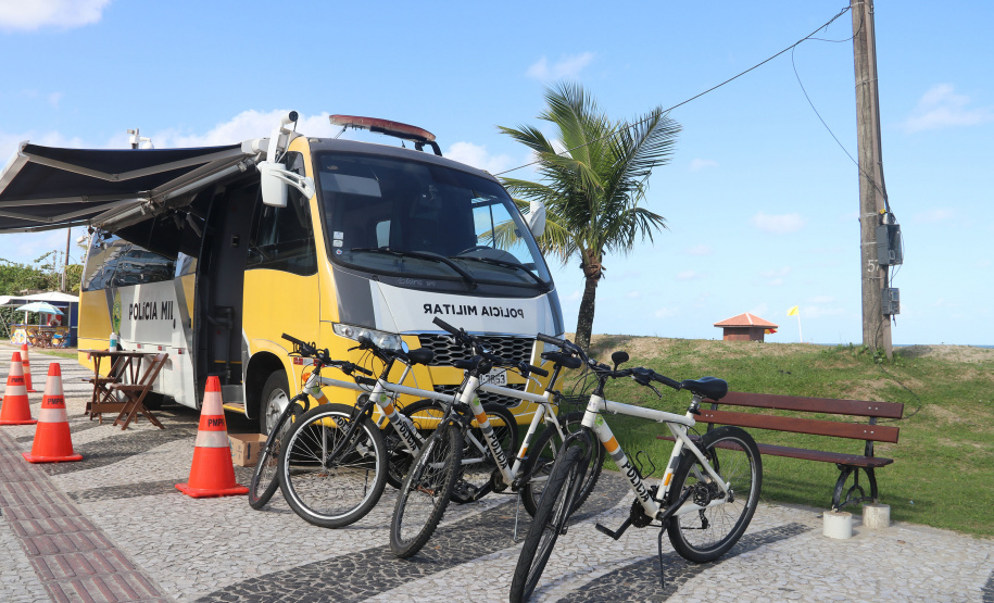 O ciclopatrulhamento foi uma das modalidades de policiamento aplicada como reforço durante o Verão Consciente 2020/2021, no litoral do estado, assim como já ocorre há alguns anos. Turistas e moradores das cidades de Guaratuba, Matinhos e Pontal do Paraná, além da Ilha do Mel, puderam estar mais próximos dos policiais em locais que, para viaturas convencionais, o acesso não é possível.  - Curitiba, 28/02/2021  -  Foto: Divulgação SESP-PR