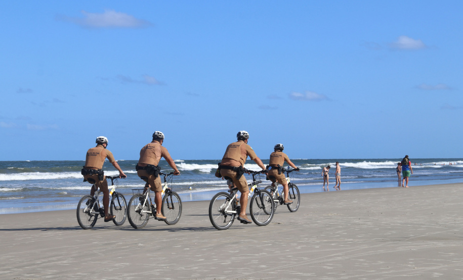 O ciclopatrulhamento foi uma das modalidades de policiamento aplicada como reforço durante o Verão Consciente 2020/2021, no litoral do estado, assim como já ocorre há alguns anos. Turistas e moradores das cidades de Guaratuba, Matinhos e Pontal do Paraná, além da Ilha do Mel, puderam estar mais próximos dos policiais em locais que, para viaturas convencionais, o acesso não é possível.  - Curitiba, 28/02/2021  -  Foto: Divulgação SESP-PR