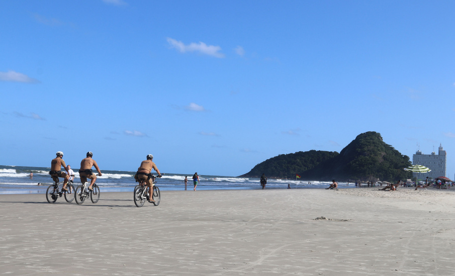 O ciclopatrulhamento foi uma das modalidades de policiamento aplicada como reforço durante o Verão Consciente 2020/2021, no litoral do estado, assim como já ocorre há alguns anos. Turistas e moradores das cidades de Guaratuba, Matinhos e Pontal do Paraná, além da Ilha do Mel, puderam estar mais próximos dos policiais em locais que, para viaturas convencionais, o acesso não é possível.  - Curitiba, 28/02/2021  -  Foto: Divulgação SESP-PR
