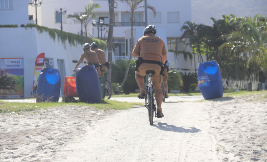 O ciclopatrulhamento foi uma das modalidades de policiamento aplicada como reforço durante o Verão Consciente 2020/2021, no litoral do estado, assim como já ocorre há alguns anos. Turistas e moradores das cidades de Guaratuba, Matinhos e Pontal do Paraná, além da Ilha do Mel, puderam estar mais próximos dos policiais em locais que, para viaturas convencionais, o acesso não é possível.  - Curitiba, 28/02/2021  -  Foto: Divulgação SESP-PR