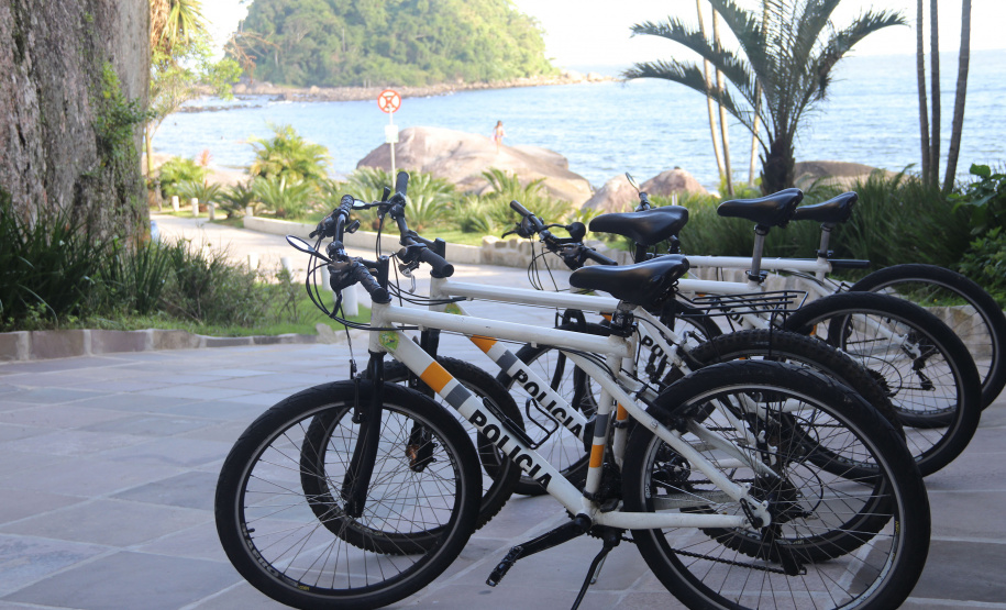 O ciclopatrulhamento foi uma das modalidades de policiamento aplicada como reforço durante o Verão Consciente 2020/2021, no litoral do estado, assim como já ocorre há alguns anos. Turistas e moradores das cidades de Guaratuba, Matinhos e Pontal do Paraná, além da Ilha do Mel, puderam estar mais próximos dos policiais em locais que, para viaturas convencionais, o acesso não é possível.  - Curitiba, 28/02/2021  -  Foto: Divulgação SESP-PR