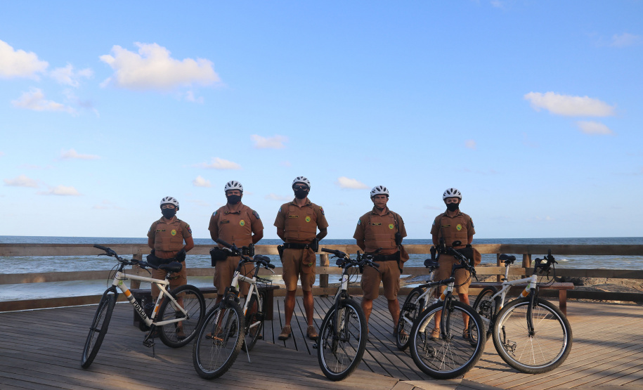 O ciclopatrulhamento foi uma das modalidades de policiamento aplicada como reforço durante o Verão Consciente 2020/2021, no litoral do estado, assim como já ocorre há alguns anos. Turistas e moradores das cidades de Guaratuba, Matinhos e Pontal do Paraná, além da Ilha do Mel, puderam estar mais próximos dos policiais em locais que, para viaturas convencionais, o acesso não é possível.  - Curitiba, 28/02/2021  -  Foto: Divulgação SESP-PR