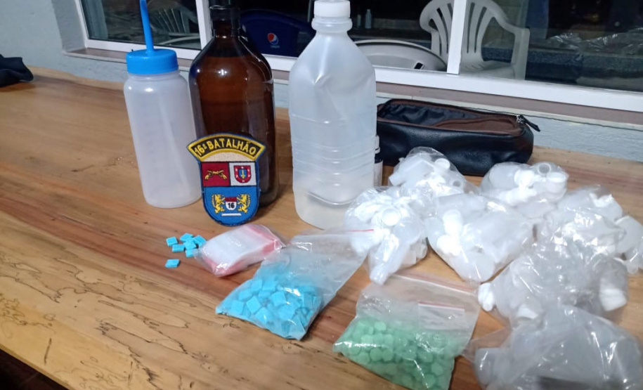 Uma festa rave, com aproximadamente 70 pessoas, que ocorria numa chácara na área rural de Guarapuava (PR), foi encerrada durante fiscalização do 16º Batalhão de Polícia Militar (16º BPM) e de agentes da prefeitura, da noite deste sábado (27/02). No local foram apreendidos de 351 comprimidos de ecstasy e duas garrafas de lança-perfume (loló).  Guarapuava, 27/02/2021  -  Foto: Divulgação PMPR/SESP-PR