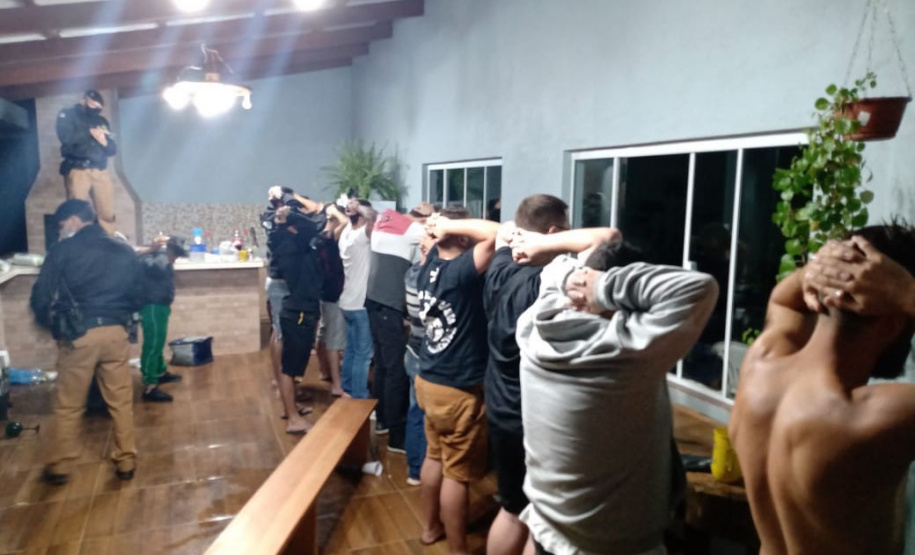 Uma festa rave, com aproximadamente 70 pessoas, que ocorria numa chácara na área rural de Guarapuava (PR), foi encerrada durante fiscalização do 16º Batalhão de Polícia Militar (16º BPM) e de agentes da prefeitura, da noite deste sábado (27/02). No local foram apreendidos de 351 comprimidos de ecstasy e duas garrafas de lança-perfume (loló).  Guarapuava, 27/02/2021  -  Foto: Divulgação PMPR/SESP-PR