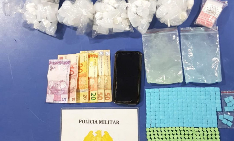 Uma festa rave, com aproximadamente 70 pessoas, que ocorria numa chácara na área rural de Guarapuava (PR), foi encerrada durante fiscalização do 16º Batalhão de Polícia Militar (16º BPM) e de agentes da prefeitura, da noite deste sábado (27/02). No local foram apreendidos de 351 comprimidos de ecstasy e duas garrafas de lança-perfume (loló).  Guarapuava, 27/02/2021  -  Foto: Divulgação PMPR/SESP-PR