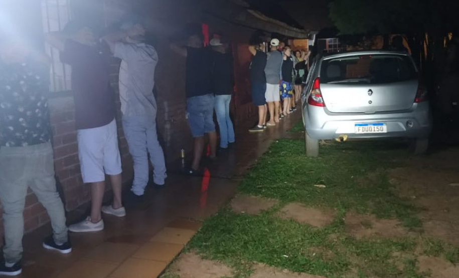 As forças policiais do Paraná fiscalizaram 1.333 estabelecimentos comerciais e realizaram 553 ações de dispersão de aglomeração entre a meia-noite de sábado (27) e as 7 horas desta segunda-feira (1º). Foram 138 prisões e 47 adolescentes apreendidos no primeiro final de semana de reforço na fiscalização das medidas de proteção contra a Covid-19. - Curitiba, 01/03/2021 - Foto: Divulgação SESP-PR