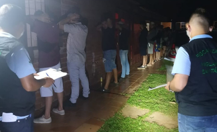 As forças policiais do Paraná fiscalizaram 1.333 estabelecimentos comerciais e realizaram 553 ações de dispersão de aglomeração entre a meia-noite de sábado (27) e as 7 horas desta segunda-feira (1º). Foram 138 prisões e 47 adolescentes apreendidos no primeiro final de semana de reforço na fiscalização das medidas de proteção contra a Covid-19. - Curitiba, 01/03/2021 - Foto: Divulgação SESP-PR