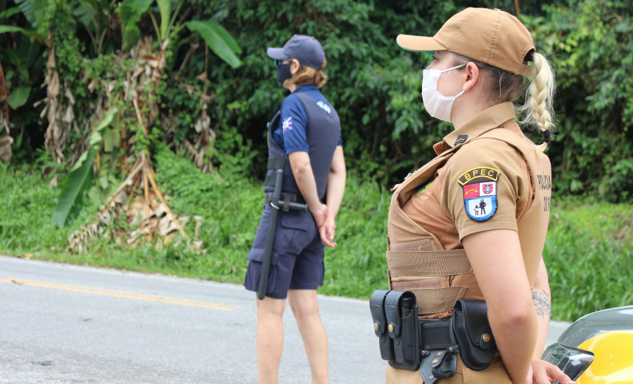 As forças policiais do Paraná fiscalizaram 1.333 estabelecimentos comerciais e realizaram 553 ações de dispersão de aglomeração entre a meia-noite de sábado (27) e as 7 horas desta segunda-feira (1º). Foram 138 prisões e 47 adolescentes apreendidos no primeiro final de semana de reforço na fiscalização das medidas de proteção contra a Covid-19. -  Curitiba, 01/03/2021  -  Foto: Divulgação SESP-PR