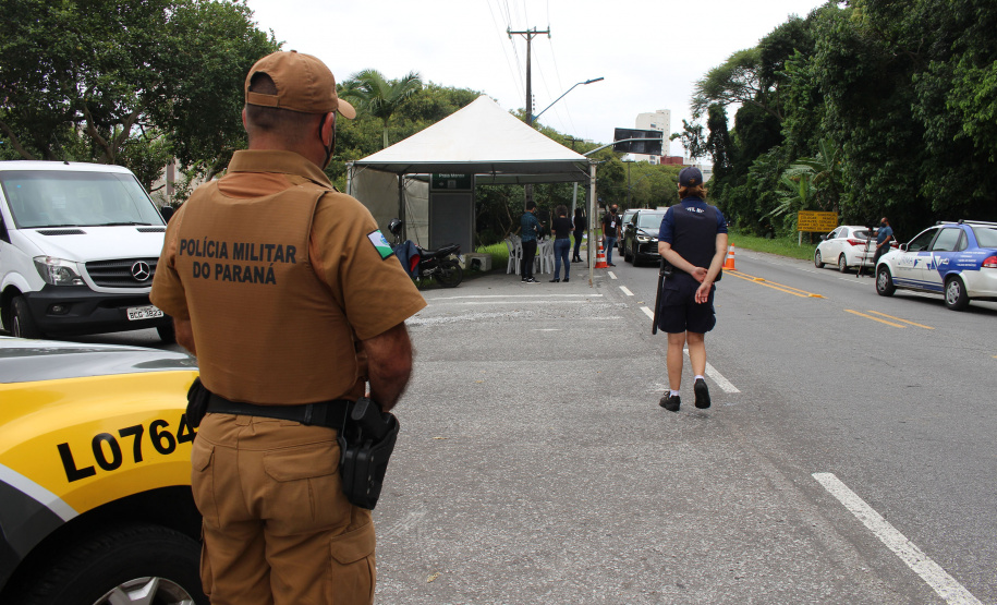 As forças policiais do Paraná fiscalizaram 1.333 estabelecimentos comerciais e realizaram 553 ações de dispersão de aglomeração entre a meia-noite de sábado (27) e as 7 horas desta segunda-feira (1º). Foram 138 prisões e 47 adolescentes apreendidos no primeiro final de semana de reforço na fiscalização das medidas de proteção contra a Covid-19. -  Curitiba, 01/03/2021  -  Foto: Divulgação SESP-PR