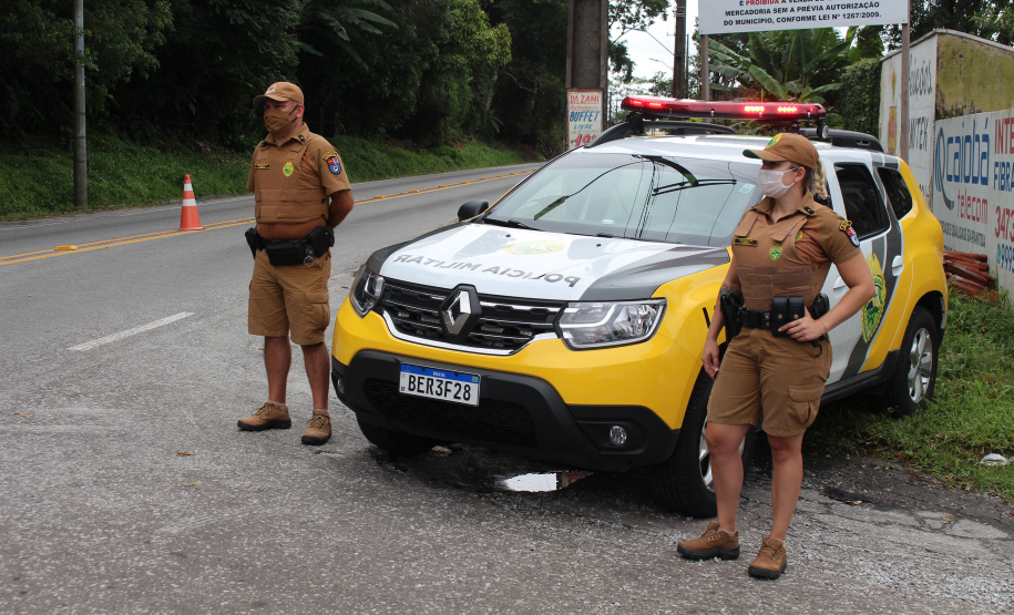As forças policiais do Paraná fiscalizaram 1.333 estabelecimentos comerciais e realizaram 553 ações de dispersão de aglomeração entre a meia-noite de sábado (27) e as 7 horas desta segunda-feira (1º). Foram 138 prisões e 47 adolescentes apreendidos no primeiro final de semana de reforço na fiscalização das medidas de proteção contra a Covid-19. -  Curitiba, 01/03/2021  -  Foto: Divulgação SESP-PR