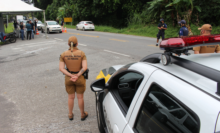 As forças policiais do Paraná fiscalizaram 1.333 estabelecimentos comerciais e realizaram 553 ações de dispersão de aglomeração entre a meia-noite de sábado (27) e as 7 horas desta segunda-feira (1º). Foram 138 prisões e 47 adolescentes apreendidos no primeiro final de semana de reforço na fiscalização das medidas de proteção contra a Covid-19. -  Curitiba, 01/03/2021  -  Foto: Divulgação SESP-PR