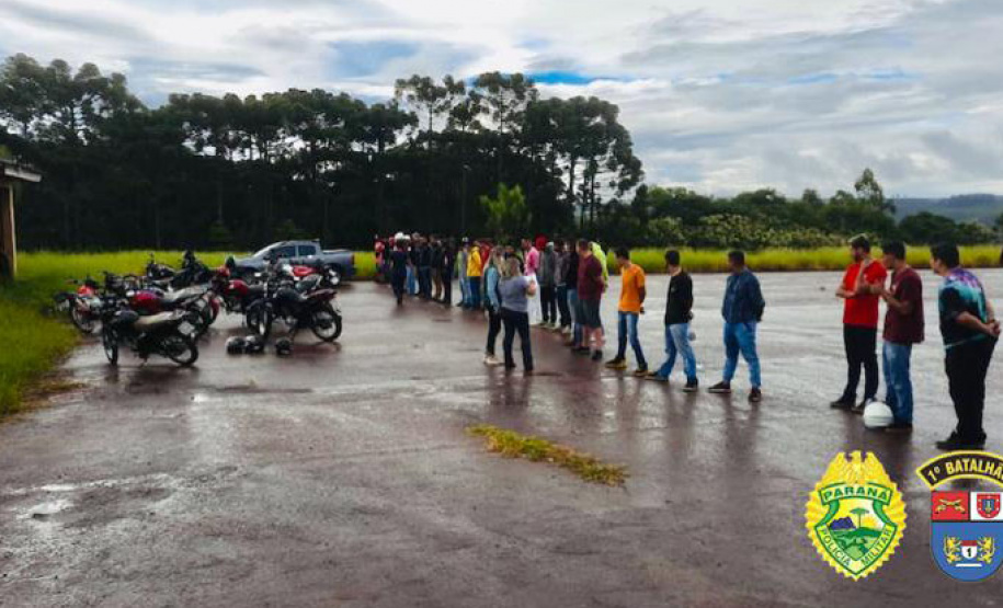 As forças policiais do Paraná fiscalizaram 1.333 estabelecimentos comerciais e realizaram 553 ações de dispersão de aglomeração entre a meia-noite de sábado (27) e as 7 horas desta segunda-feira (1º). Foram 138 prisões e 47 adolescentes apreendidos no primeiro final de semana de reforço na fiscalização das medidas de proteção contra a Covid-19. - Curitiba, 01/03/2021 - Foto: Divulgação SESP-PR