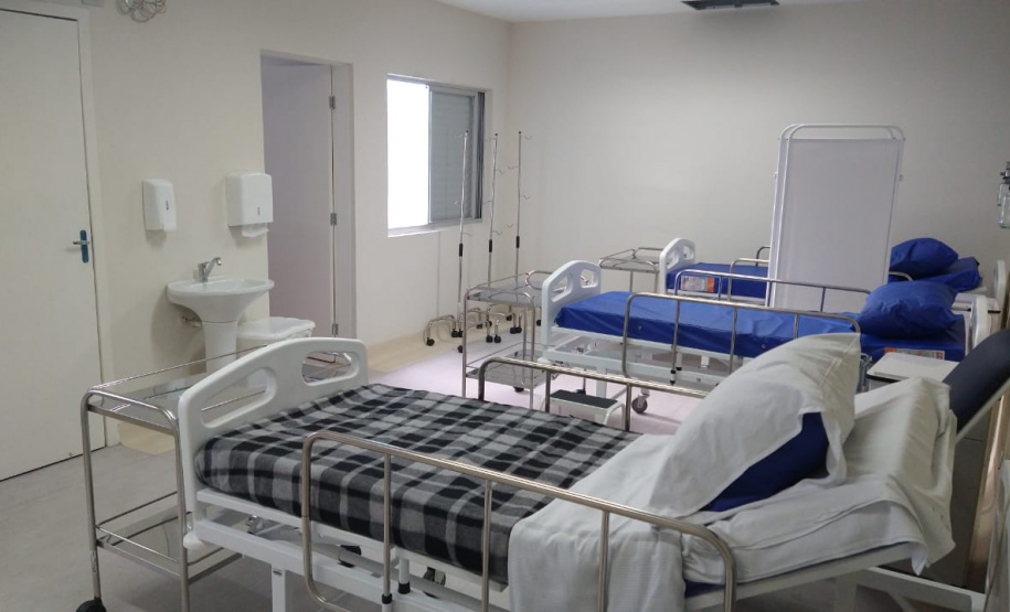 O Governo do Estado ativou mais 55 leitos de UTI e 93 de enfermaria desde sexta-feira (26). Destes, 31 UTIs e 36 enfermarias foram disponibilizadas no Hospital Angelina Caron, em Campina Grande do Sul, que entraram em operação nesta segunda-feira (01). O Paraná prevê ainda a ampliação de mais 54 UTIs e 43 enfermarias nos próximos dias.- Curitiba, 01/03/2021 - Foto: Rodrigo Félix Leal/Arquivo AEN