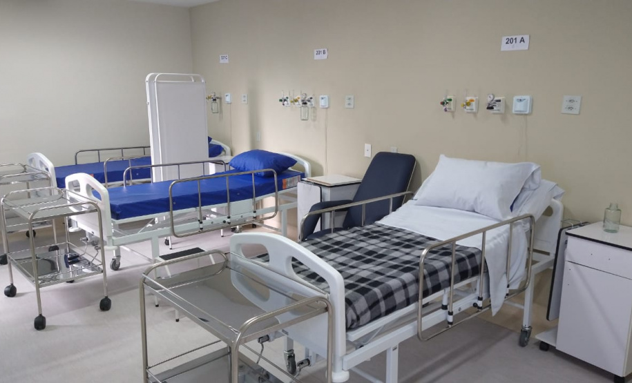 O Governo do Estado ativou mais 55 leitos de UTI e 93 de enfermaria desde sexta-feira (26). Destes, 31 UTIs e 36 enfermarias foram disponibilizadas no Hospital Angelina Caron, em Campina Grande do Sul, que entraram em operação nesta segunda-feira (01). O Paraná prevê ainda a ampliação de mais 54 UTIs e 43 enfermarias nos próximos dias.- Curitiba, 01/03/2021 - Foto: Rodrigo Félix Leal/Arquivo AEN