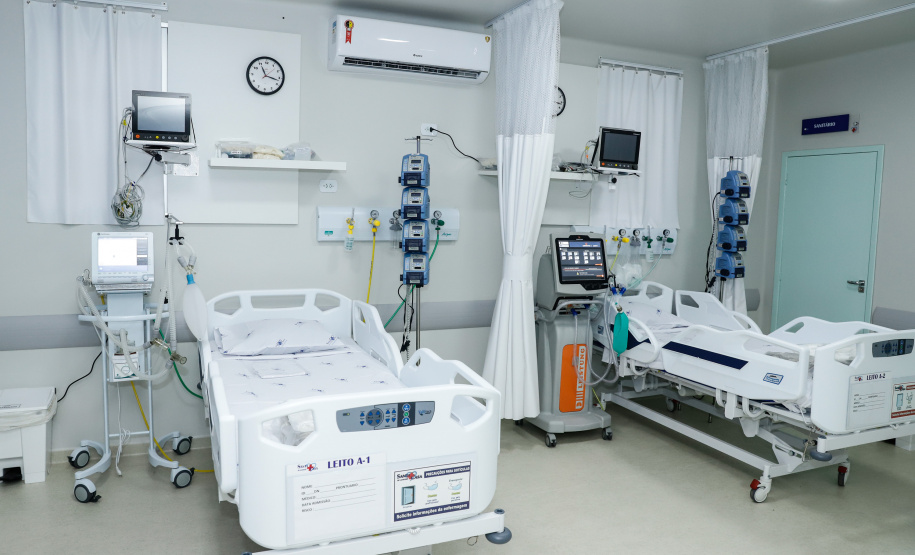 O Governo do Estado ativou mais 55 leitos de UTI e 93 de enfermaria desde sexta-feira (26). Destes, 31 UTIs e 36 enfermarias foram disponibilizadas no Hospital Angelina Caron, em Campina Grande do Sul, que entraram em operação nesta segunda-feira (01). O Paraná prevê ainda a ampliação de mais 54 UTIs e 43 enfermarias nos próximos dias.- Curitiba, 01/03/2021 - Foto: Rodrigo Félix Leal/Arquivo AEN