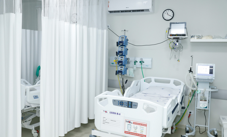 O Governo do Estado ativou mais 55 leitos de UTI e 93 de enfermaria desde sexta-feira (26). Destes, 31 UTIs e 36 enfermarias foram disponibilizadas no Hospital Angelina Caron, em Campina Grande do Sul, que entraram em operação nesta segunda-feira (01). O Paraná prevê ainda a ampliação de mais 54 UTIs e 43 enfermarias nos próximos dias.- Curitiba, 01/03/2021 - Foto: Rodrigo Félix Leal/Arquivo AEN