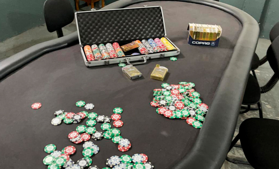 Na tarde desta segunda-feira (01/03), a Polícia Civil do Paraná flagrou um cassino clandestino em Pinhais, Região Metropolitana de Curitiba (RMC). No local, dezessete pessoas, a maioria idosas, que estavam aglomeradas, praticando o jogo ilegal, além de descumprir às medidas preventivas do Decreto Estadual nº 6.983/21 para conter o avanço da Covid-19.  -  Foto: Divulgação PCPR