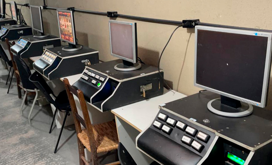 Na tarde desta segunda-feira (01/03), a Polícia Civil do Paraná flagrou um cassino clandestino em Pinhais, Região Metropolitana de Curitiba (RMC). No local, dezessete pessoas, a maioria idosas, que estavam aglomeradas, praticando o jogo ilegal, além de descumprir às medidas preventivas do Decreto Estadual nº 6.983/21 para conter o avanço da Covid-19.  -  Foto: Divulgação PCPR