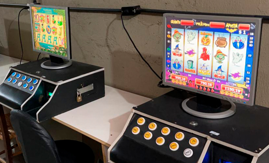 Na tarde desta segunda-feira (01/03), a Polícia Civil do Paraná flagrou um cassino clandestino em Pinhais, Região Metropolitana de Curitiba (RMC). No local, dezessete pessoas, a maioria idosas, que estavam aglomeradas, praticando o jogo ilegal, além de descumprir às medidas preventivas do Decreto Estadual nº 6.983/21 para conter o avanço da Covid-19.  -  Foto: Divulgação PCPR