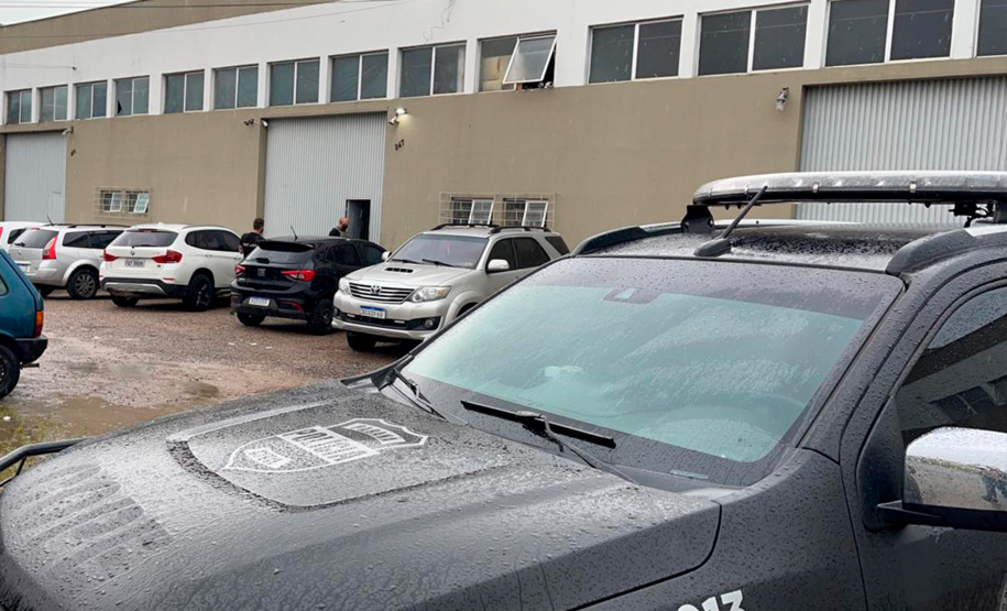 Na tarde desta segunda-feira (01/03), a Polícia Civil do Paraná flagrou um cassino clandestino em Pinhais, Região Metropolitana de Curitiba (RMC). No local, dezessete pessoas, a maioria idosas, que estavam aglomeradas, praticando o jogo ilegal, além de descumprir às medidas preventivas do Decreto Estadual nº 6.983/21 para conter o avanço da Covid-19.  -  Foto: Divulgação PCPR