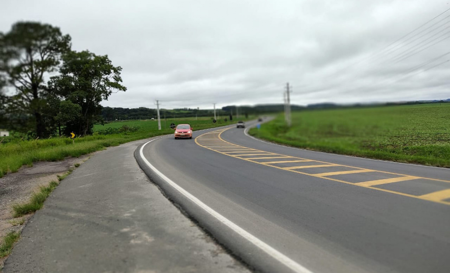 O Departamento de Estradas de Rodagem do Paraná (DER/PR) está realizando serviços de conservação na PR-340, em Castro, na região dos Campos Gerais. Os trabalhos estão em andamento no trecho de 5,72 quilômetros entre a PR-151 e o acesso para a cooperativa Castrolanda, e beneficiam os mais de 71 mil habitantes locais, além de toda a cadeia produtiva da região. - Foto: Divulgação DER-PR