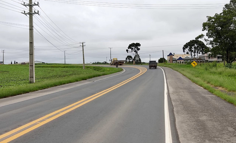 O Departamento de Estradas de Rodagem do Paraná (DER/PR) está realizando serviços de conservação na PR-340, em Castro, na região dos Campos Gerais. Os trabalhos estão em andamento no trecho de 5,72 quilômetros entre a PR-151 e o acesso para a cooperativa Castrolanda, e beneficiam os mais de 71 mil habitantes locais, além de toda a cadeia produtiva da região. - Foto: Divulgação DER-PR