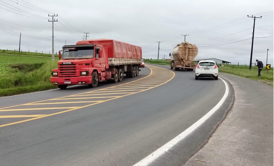 O Departamento de Estradas de Rodagem do Paraná (DER/PR) está realizando serviços de conservação na PR-340, em Castro, na região dos Campos Gerais. Os trabalhos estão em andamento no trecho de 5,72 quilômetros entre a PR-151 e o acesso para a cooperativa Castrolanda, e beneficiam os mais de 71 mil habitantes locais, além de toda a cadeia produtiva da região. - Foto: Divulgação DER-PR