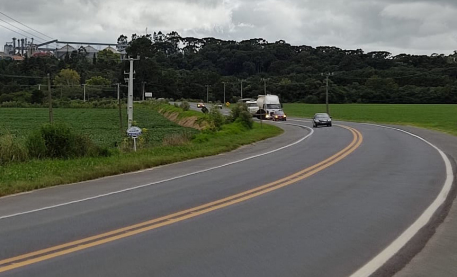 O Departamento de Estradas de Rodagem do Paraná (DER/PR) está realizando serviços de conservação na PR-340, em Castro, na região dos Campos Gerais. Os trabalhos estão em andamento no trecho de 5,72 quilômetros entre a PR-151 e o acesso para a cooperativa Castrolanda, e beneficiam os mais de 71 mil habitantes locais, além de toda a cadeia produtiva da região. - Foto: Divulgação DER-PR