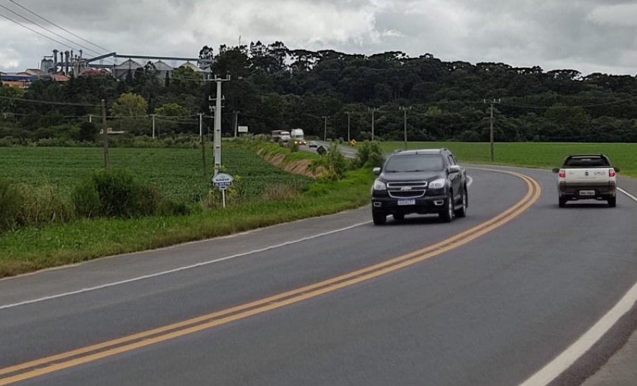 O Departamento de Estradas de Rodagem do Paraná (DER/PR) está realizando serviços de conservação na PR-340, em Castro, na região dos Campos Gerais. Os trabalhos estão em andamento no trecho de 5,72 quilômetros entre a PR-151 e o acesso para a cooperativa Castrolanda, e beneficiam os mais de 71 mil habitantes locais, além de toda a cadeia produtiva da região. - Foto: Divulgação DER-PR