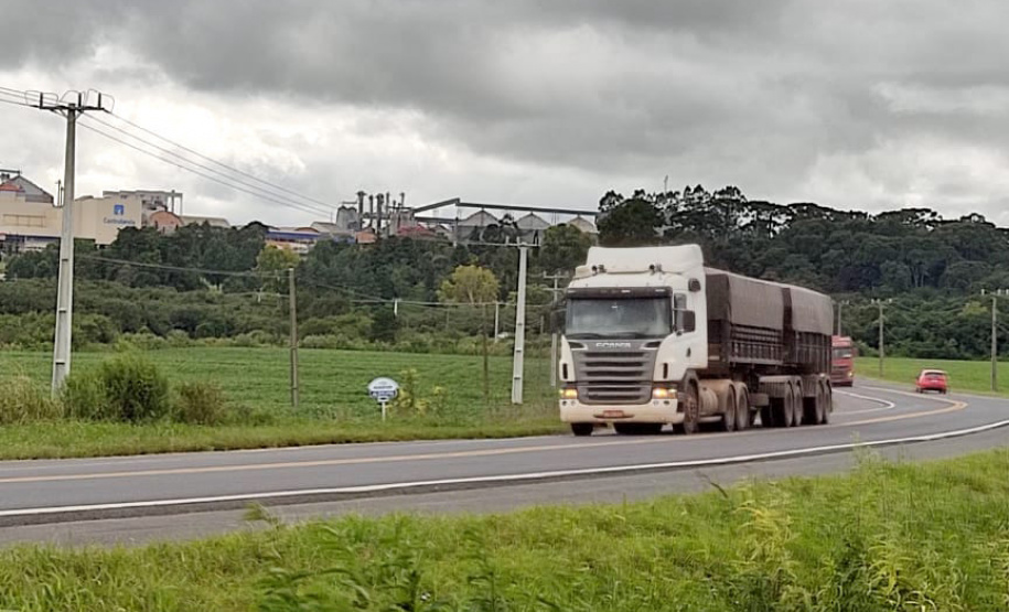 O Departamento de Estradas de Rodagem do Paraná (DER/PR) está realizando serviços de conservação na PR-340, em Castro, na região dos Campos Gerais. Os trabalhos estão em andamento no trecho de 5,72 quilômetros entre a PR-151 e o acesso para a cooperativa Castrolanda, e beneficiam os mais de 71 mil habitantes locais, além de toda a cadeia produtiva da região. - Foto: Divulgação DER-PR