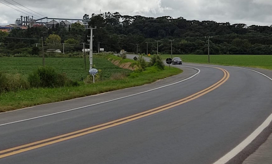 O Departamento de Estradas de Rodagem do Paraná (DER/PR) está realizando serviços de conservação na PR-340, em Castro, na região dos Campos Gerais. Os trabalhos estão em andamento no trecho de 5,72 quilômetros entre a PR-151 e o acesso para a cooperativa Castrolanda, e beneficiam os mais de 71 mil habitantes locais, além de toda a cadeia produtiva da região. - Foto: Divulgação DER-PR