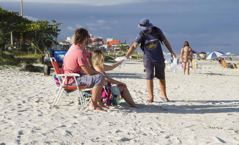 A Companhia de Saneamento do Paraná (Sanepar) fechou a Operação Verão Consciente 2020-2021 com um balanço positivo. De 24 de dezembro de 2020 a 28 de fevereiro de 2021, a empresa foi responsável pela coleta de resíduos da orla em 48 km lineares nas praias de Guaratuba, Matinhos e Pontal do Paraná, no Litoral paranaense. -  Foto: Andre Thiago/Sanepar