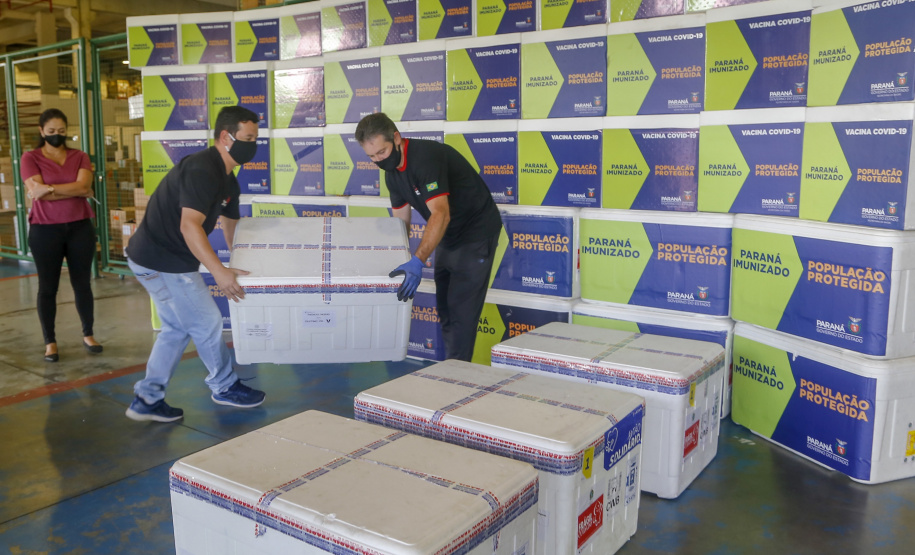 Paraná recebe mais 146,8 mil doses de vacinas contra Covid-19. O novo lote é da CovonaVac, desenvolvida pela Sinovac em parceria com o Instituto Butantan, e faz parte de uma nova remessa de 1,9 milhão de doses encaminhadas pela entidade paulista ao governo federal. - Curitiba, 03/02/2021  -  Foto: Gilson Abreu/AEN