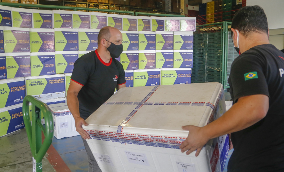 Paraná recebe mais 146,8 mil doses de vacinas contra Covid-19. O novo lote é da CovonaVac, desenvolvida pela Sinovac em parceria com o Instituto Butantan, e faz parte de uma nova remessa de 1,9 milhão de doses encaminhadas pela entidade paulista ao governo federal. - Curitiba, 03/02/2021  -  Foto: Gilson Abreu/AEN