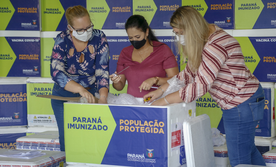Paraná recebe mais 146,8 mil doses de vacinas contra Covid-19. O novo lote é da CovonaVac, desenvolvida pela Sinovac em parceria com o Instituto Butantan, e faz parte de uma nova remessa de 1,9 milhão de doses encaminhadas pela entidade paulista ao governo federal. - Curitiba, 03/02/2021  -  Foto: Gilson Abreu/AEN