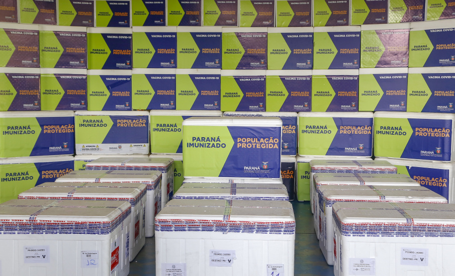 Paraná recebe mais 146,8 mil doses de vacinas contra Covid-19. O novo lote é da CovonaVac, desenvolvida pela Sinovac em parceria com o Instituto Butantan, e faz parte de uma nova remessa de 1,9 milhão de doses encaminhadas pela entidade paulista ao governo federal. - Curitiba, 03/02/2021  -  Foto: Gilson Abreu/AEN