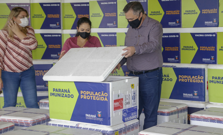 Paraná recebe mais 146,8 mil doses de vacinas contra Covid-19. O novo lote é da CovonaVac, desenvolvida pela Sinovac em parceria com o Instituto Butantan, e faz parte de uma nova remessa de 1,9 milhão de doses encaminhadas pela entidade paulista ao governo federal. - Curitiba, 03/02/2021  -  Foto: Gilson Abreu/AEN