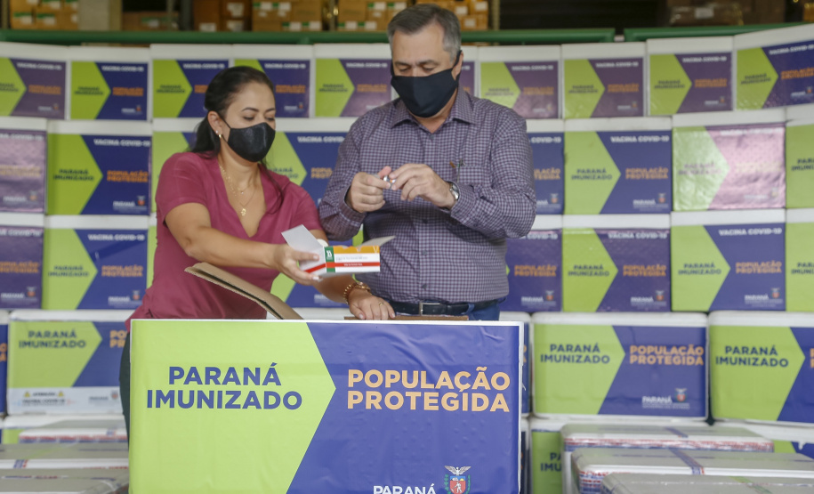 Paraná recebe mais 146,8 mil doses de vacinas contra Covid-19. O novo lote é da CovonaVac, desenvolvida pela Sinovac em parceria com o Instituto Butantan, e faz parte de uma nova remessa de 1,9 milhão de doses encaminhadas pela entidade paulista ao governo federal. - Curitiba, 03/02/2021  -  Foto: Gilson Abreu/AEN