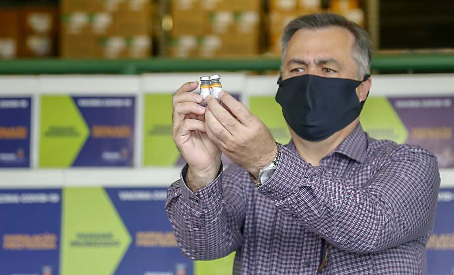 Paraná recebe mais 146,8 mil doses de vacinas contra Covid-19. O novo lote é da CovonaVac, desenvolvida pela Sinovac em parceria com o Instituto Butantan, e faz parte de uma nova remessa de 1,9 milhão de doses encaminhadas pela entidade paulista ao governo federal. Na foto, o secretário de Estado da Saúde, Beto Preto  - Curitiba, 03/02/2021  -  Foto: Gilson Abreu/AEN