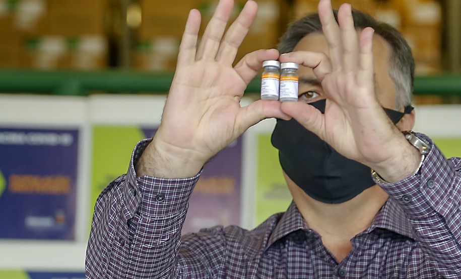 Paraná recebe mais 146,8 mil doses de vacinas contra Covid-19. O novo lote é da CovonaVac, desenvolvida pela Sinovac em parceria com o Instituto Butantan, e faz parte de uma nova remessa de 1,9 milhão de doses encaminhadas pela entidade paulista ao governo federal. Na foto, o secretário de Estado da Saúde, Beto Preto  - Curitiba, 03/02/2021  -  Foto: Gilson Abreu/AEN