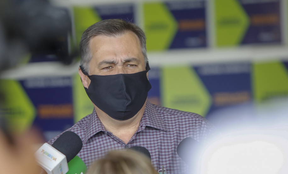 Paraná recebe mais 146,8 mil doses de vacinas contra Covid-19. O novo lote é da CovonaVac, desenvolvida pela Sinovac em parceria com o Instituto Butantan, e faz parte de uma nova remessa de 1,9 milhão de doses encaminhadas pela entidade paulista ao governo federal. Na foto, o secretário de Estado da Saúde, Beto Preto  - Curitiba, 03/02/2021  -  Foto: Gilson Abreu/AEN