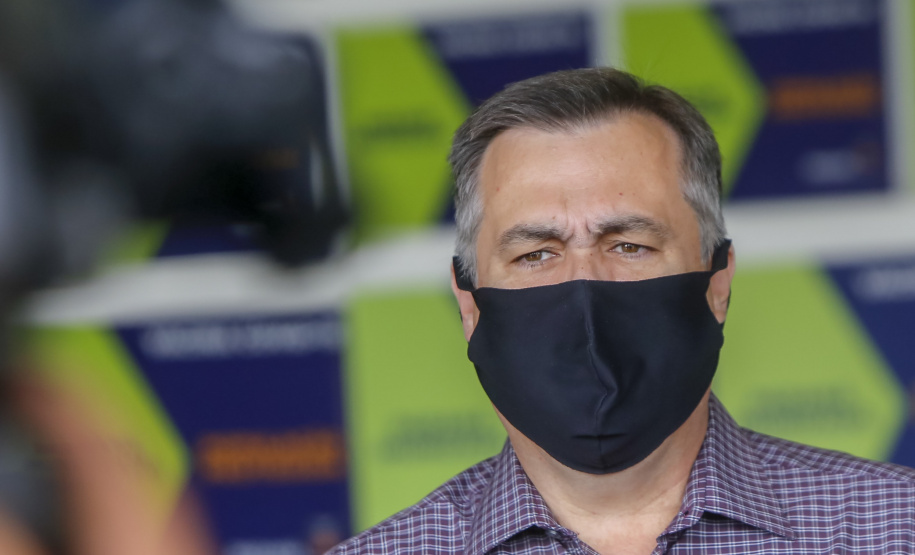 Paraná recebe mais 146,8 mil doses de vacinas contra Covid-19. O novo lote é da CovonaVac, desenvolvida pela Sinovac em parceria com o Instituto Butantan, e faz parte de uma nova remessa de 1,9 milhão de doses encaminhadas pela entidade paulista ao governo federal. Na foto, o secretário de Estado da Saúde, Beto Preto  - Curitiba, 03/02/2021  -  Foto: Gilson Abreu/AEN