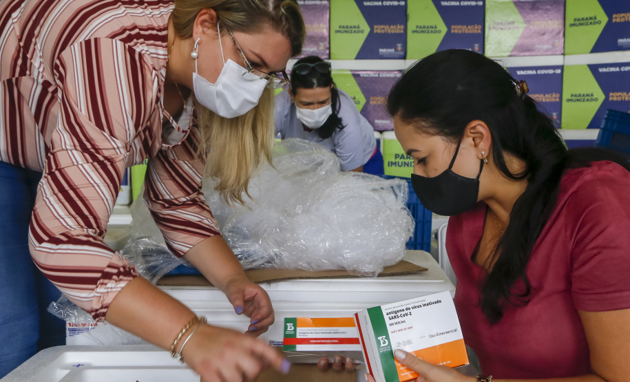 Paraná recebe mais 146,8 mil doses de vacinas contra Covid-19. O novo lote é da CovonaVac, desenvolvida pela Sinovac em parceria com o Instituto Butantan, e faz parte de uma nova remessa de 1,9 milhão de doses encaminhadas pela entidade paulista ao governo federal. - Curitiba, 03/02/2021  -  Foto: Gilson Abreu/AEN