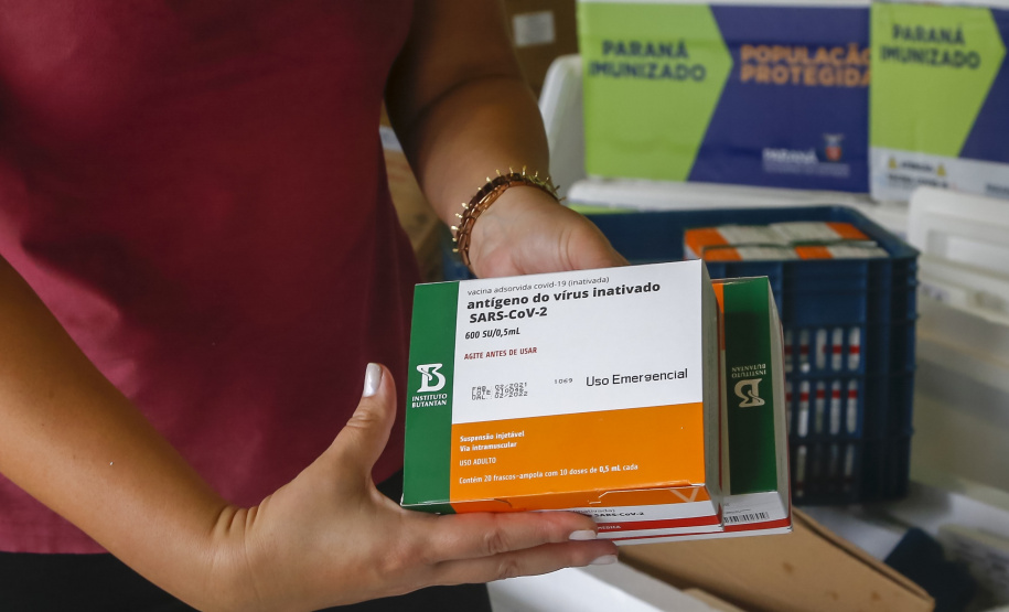 Paraná recebe mais 146,8 mil doses de vacinas contra Covid-19. O novo lote é da CovonaVac, desenvolvida pela Sinovac em parceria com o Instituto Butantan, e faz parte de uma nova remessa de 1,9 milhão de doses encaminhadas pela entidade paulista ao governo federal. - Curitiba, 03/02/2021  -  Foto: Gilson Abreu/AEN