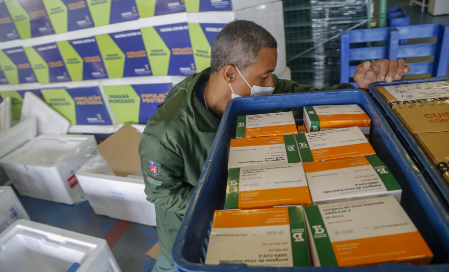 Paraná recebe mais 146,8 mil doses de vacinas contra Covid-19. O novo lote é da CovonaVac, desenvolvida pela Sinovac em parceria com o Instituto Butantan, e faz parte de uma nova remessa de 1,9 milhão de doses encaminhadas pela entidade paulista ao governo federal. - Curitiba, 03/02/2021  -  Foto: Gilson Abreu/AEN