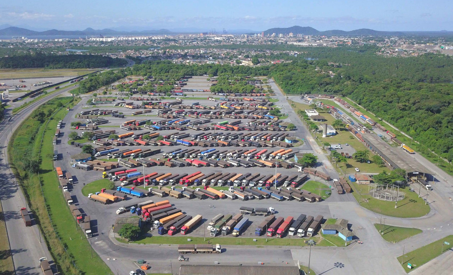 Medida altera o decreto 6.983/2021, publicado na semana passada. Objetivo é facilitar a situação de caminhoneiros e viajantes. Foto: Claudio Neves/Portos do Paraná
