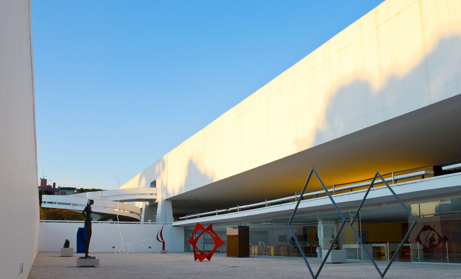 Na próxima quarta-feira, 10/03, o Museu Oscar Niemeyer (MON) promove uma videoconferência pelo Zoom para comemorar o Dia da Mulher. Será um encontro virtual com Claudia Priori, autora da pesquisa ?Mulheres e a Pintura Paranaense: Relação entre Arte e Gênero?. - Foto: Marcello Kawase/MON