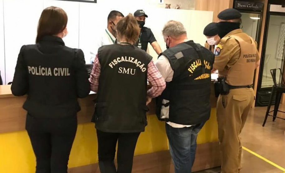 A Polícia Civil do Paraná (PCPR) passou a integrar as Ações Integradas de Fiscalização Urbana (Aifu) contra a Covid-19 em todo o Estado. A inclusão contará com o apoio da Delegacia Móvel em ações em Curitiba e Região Metropolitana, além de grupos operacionais e equipe de operações aéreas em situações necessárias. As fiscalizações preveem medidas para evitar a transmissão do novo coronavírus.  -  Foto: Divulgação PCPR