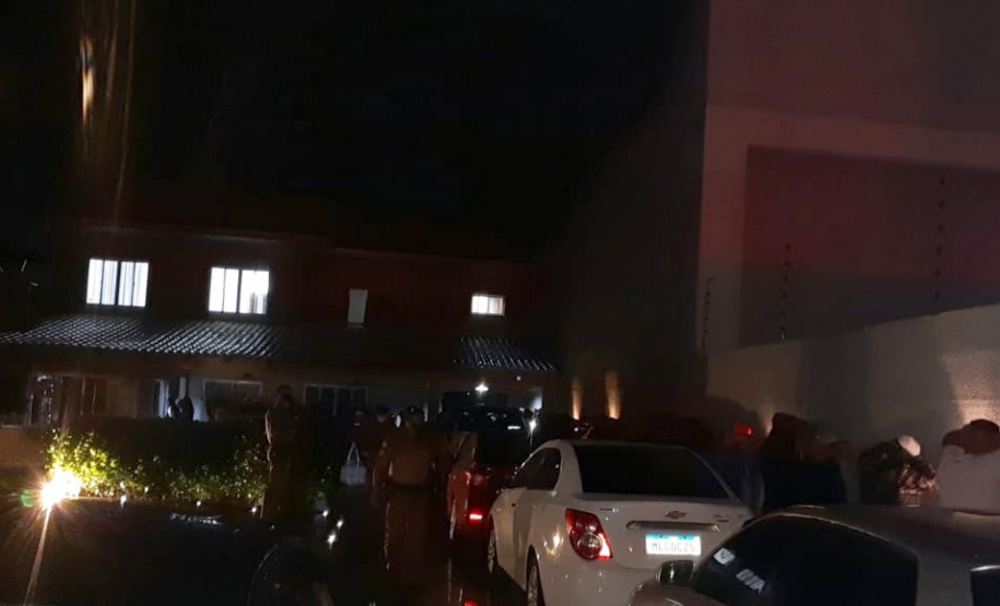 Uma casa que tinha denúncias por perturbação do sossego e aglomeração de pessoas no bairro Boqueirão, em Curitiba, foi abordada pelos policiais militares do 20º Batalhão de Polícia Militar (20º BPM) na noite desta quarta-feira (03/03) e, no local, foram flagradas 70 pessoas em aglomeração, sem máscara e consumindo bebidas alcoólicas. - Curitiba, 04/03/2021 - Foto: divulgação SESP-PR